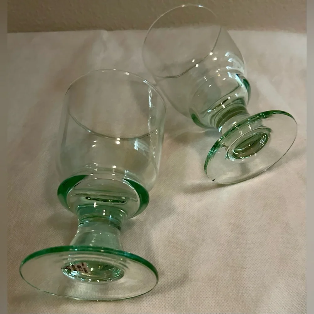 2 Williams Sonoma VERT Green Wine Glass. Wafer Stem.